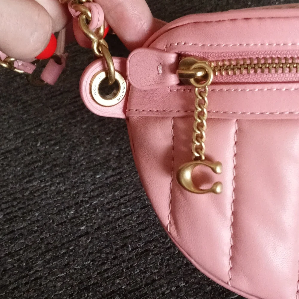 🆕️ 💗HTF Coach💗 - Quilted Chain Belt Bag